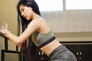 Feilin嗲囡囡 - 体操服资源大公开：就是阿朱啊的图集能想着怎么把沙发也搬到运动榜里去。