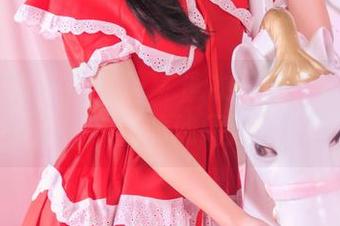 TouTiao头条女神 - 泳衣写真：小热巴在浅水区的悠闲溺水