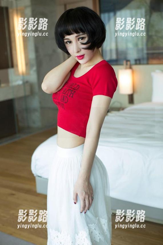 UGirls尤果网 - 哇，孟思雨的泳池写真大片！让人忍不住录下每一个姿态。