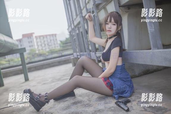 Yoko宅夏的私拍，白丝的静谧感觉，像是在夏天的某个午后。