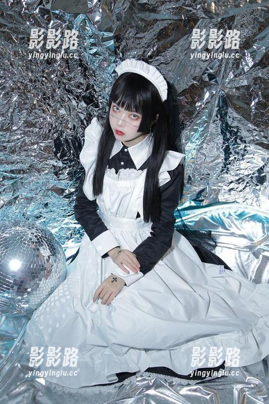 fushii_海堂的办公室：在单调的文件里找到cos的乐趣！