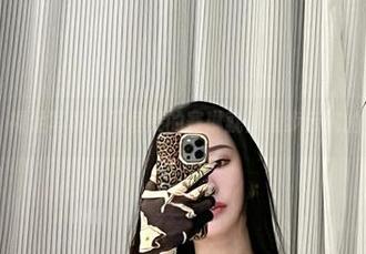 微密圈 - 裸足写真，不爱笑的赛琳就像漫步云端的壁纸女神