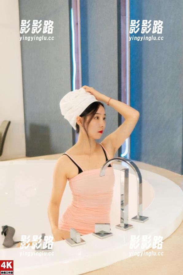 丽柜 - 校服新解读，蕊蕊的更新让你嘴角不知不觉上扬！