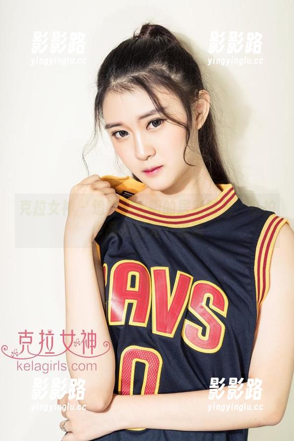 克拉女神 - 追踪到大阳的居家时光：私拍作品在灯光下流淌