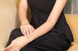 克拉女神 - 百琳的美脚合集，这双脚的曲线真让人想起小时候的铅笔！