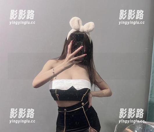 微密圈 - 兔宝妮to的办公室私拍，平常的办公桌一下子变得不那么普通了。