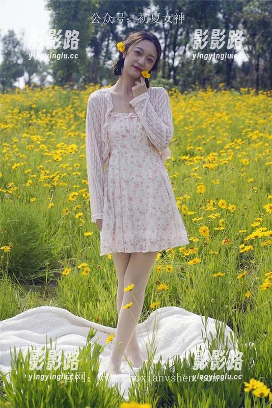 初夏女神 - 你们看柒柒最新的女友套图了吗？我一度在想“她这是打算走红毯吗？”