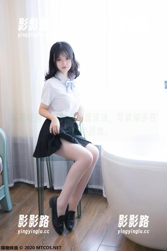 喵糖映画 - 浴缸里的蠢沫沫，写真似乎在玩窥探的游戏。