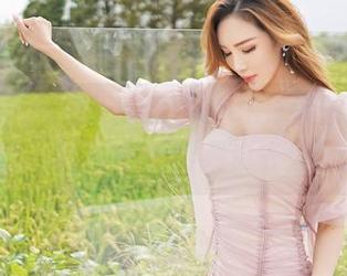 嗲囡囡 - 精选王婉悠Queen泳装图片，泳池边的小妄想，要不要我也去借个泳圈？