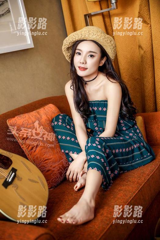 头条女神 - 吊带与崔昭妍，原图评论段子手在路上…哈哈好像。