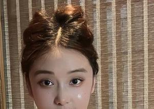 微密圈 - 奶雯最新写真：这种衣服真让人想一不小心就忘记时间。