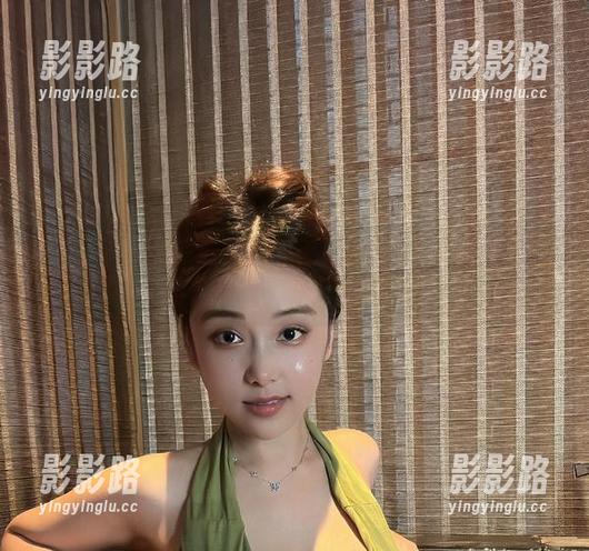 微密圈 - 奶雯最新写真：这种衣服真让人想一不小心就忘记时间。
