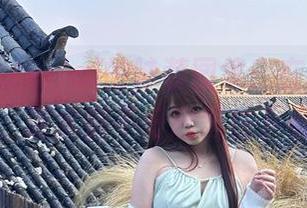 宝儿mysterial的泳装图集：在泳池边摆姿势，连水都不好意思往下看了！