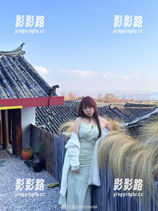 宝儿mysterial的泳装图集：在泳池边摆姿势，连水都不好意思往下看了！