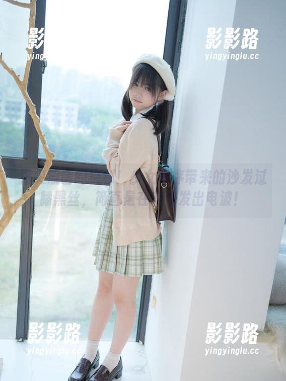 指尖流话的福利！少女秩序带来的沙发过膝黑丝，简直是在向我发出电波！