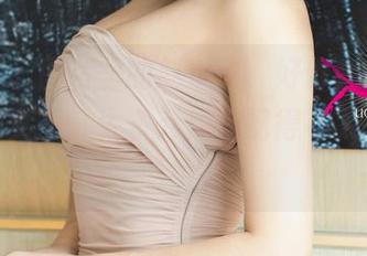 尤果网 - 图片里的赵伊彤，好像突然间变身定制女王，太多元素搭配得不太一样，哈哈。