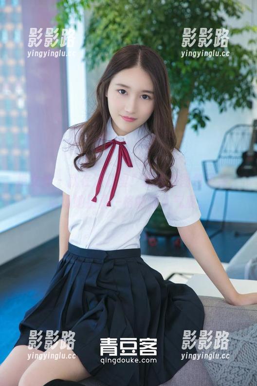 推女神 - 就在浴缸里！颜美汐图包更新，展现她别具一格的迷人气质。