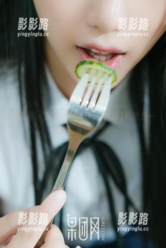果团网 - 这组修女写真，何嘉颖竟然把一切都变得轻松了。