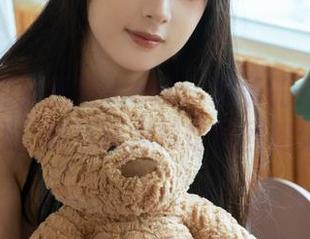 浅安安的最新双人cos：友情的小船说翻就翻，结果还得帮忙找回船桨！