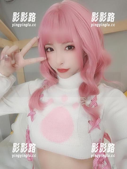 我在默默盯着清水由乃的水手服图片，发誓这画面明明超现实，却怪真实的。