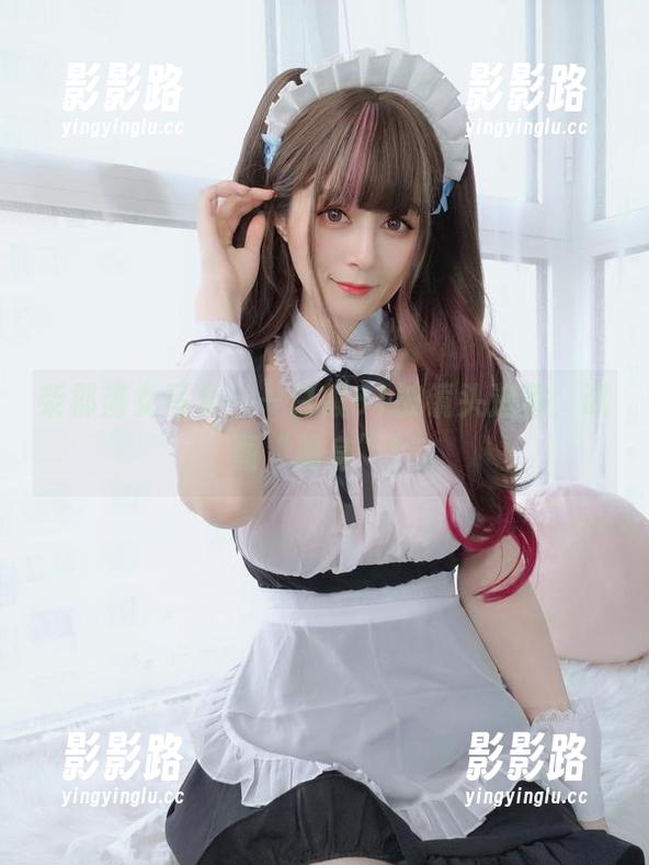 柴郡魔女写真——白银81被镜头追着，试图“隐身”！