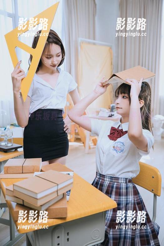 砰！神乐坂真冬的网盘里竟藏着一件蟒纹旗袍！