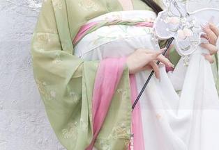 秀人网 - 分享来自周井空的短裙图集：裙子在风中翩翩，她在我眼里闪闪发光。