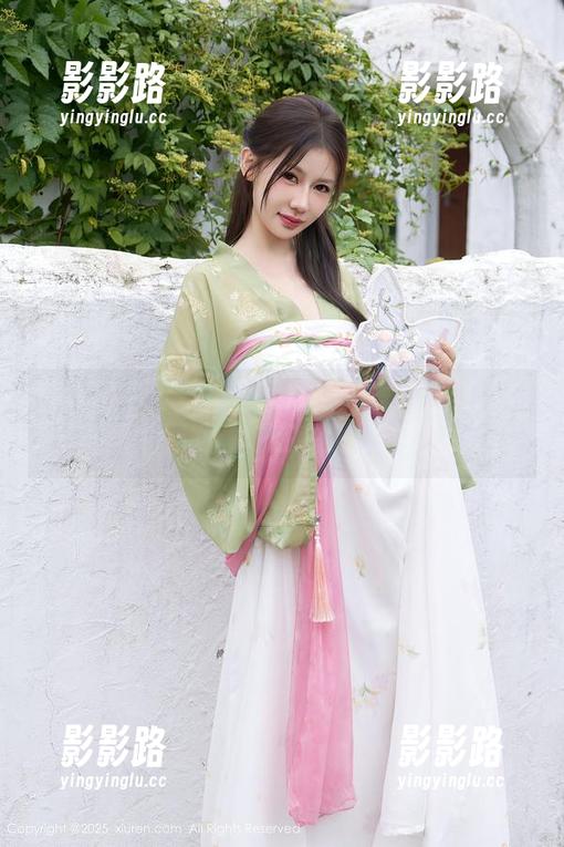秀人网 - 分享来自周井空的短裙图集：裙子在风中翩翩，她在我眼里闪闪发光。