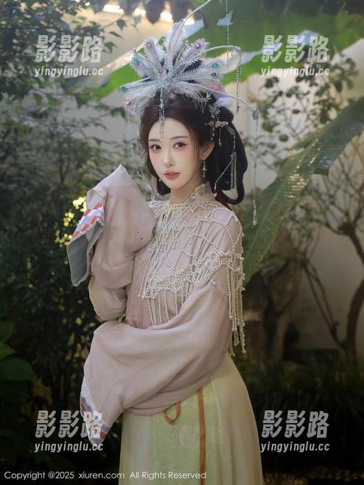秀人网 - 看呢！这组照片里的安妮Tess色调很赞，她的旗袍搭配上简直像是从画中走出来一样。