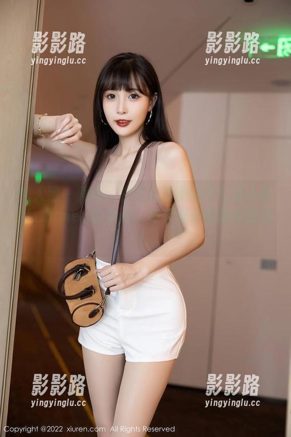 秀人网-小蛮妖_honey 秀人网 - 剧透:白衬衫里藏的不止是小蛮妖_honey的身材,还有满满的福利图包!