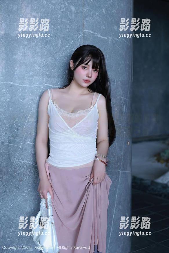 秀人网 - 这就是抖娘利世最新礼服的原图，表面光鲜，内在...算了，你们自己看！