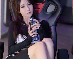 秀人网 - 果果Nikki的泳池腔调，这才是水边精致又放松的样子，注意力停留在每一个水珠上。