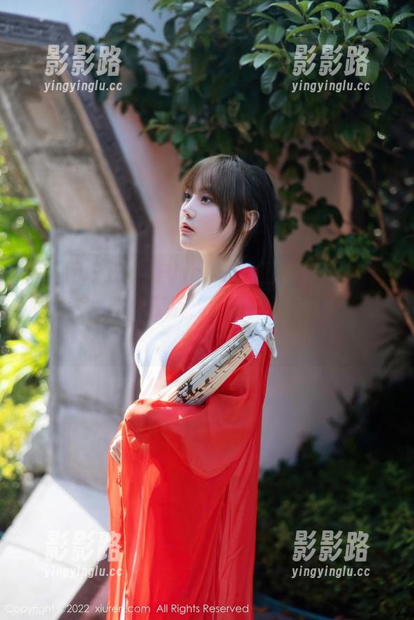 秀人网-田小燕Vicky 秀人网 - 田小燕Vicky在短裤写真中,时而随意,时而靠近,就像一场居无定处的舞会