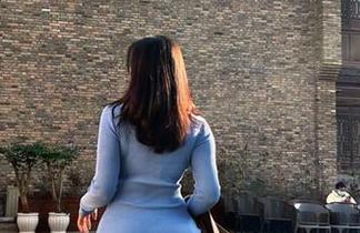 微密圈 - 童小芯的私拍资源，扣着吊带白丝的狂野和羞涩；