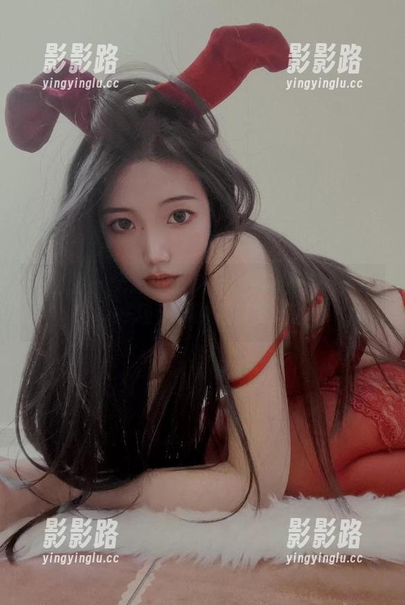 纪念小小v 微密圈 - 纪念小小v:红色与热情的更新,一场无声的色彩交响曲
