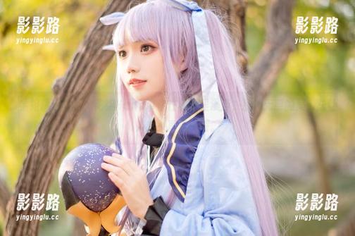 学姐精选写真，花柒Hana带你在校园里漫游，那种无意的美，总让人转头再看一眼。