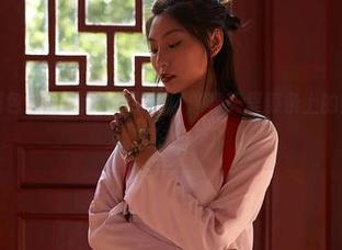 蜜桃社 - 图包里的Suki兔女郎，像春天里藤条上的野花，微妙又好看。