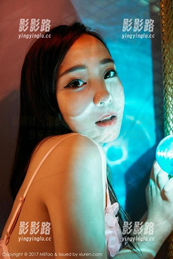 蜜桃社 - 索菲娅Sophia带来一组裤里丝，分享美图之余，也让人浮想联翩。