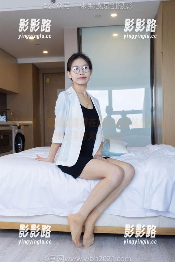 袜啵啵 - 看看甜甜圈在黑色踩脚袜里跳舞，线上写真火力全开！