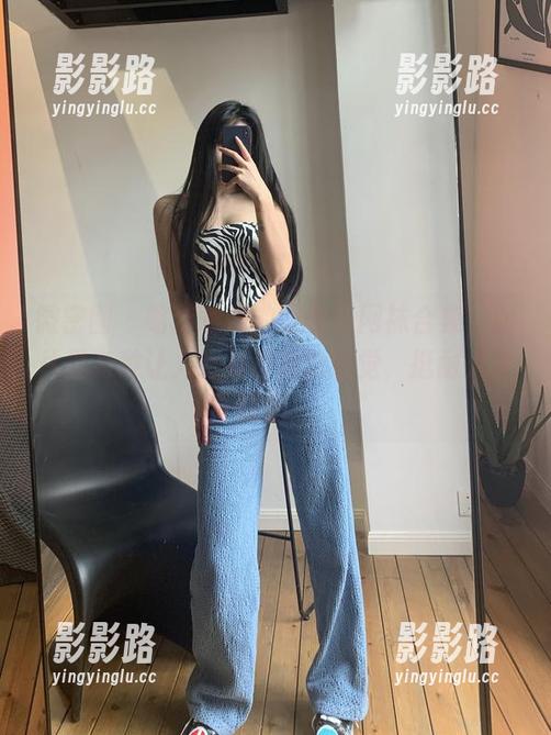 微密圈 - 略带暧昧的陈佩奇网袜合集，图片里有种让人捉摸不透的感觉，挺耐人寻味的。