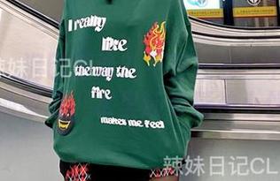 微密圈 - 泥巴游泳？不存在的！下载陈佩奇泳池图包，水里还有精神小伙儿！