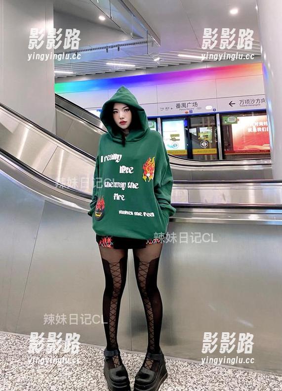 微密圈 - 泥巴游泳？不存在的！下载陈佩奇泳池图包，水里还有精神小伙儿！