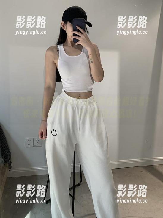 微密圈 - 听说陈佩奇的吊带白丝超好看？快来免费下载，这次可没心机哦！