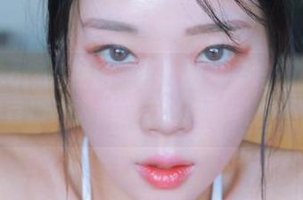 韩国CoCo你是在用泳装致敬夏天吗？那原图的效果直接让人想自带沙滩，真心不错。