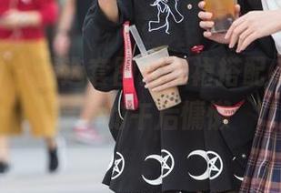 魔镜街拍 - 精选套图：灰裙搭配OL气息，婷婷的午后慵懒