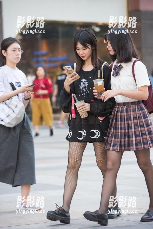 魔镜街拍 - 精选套图：灰裙搭配OL气息，婷婷的午后慵懒