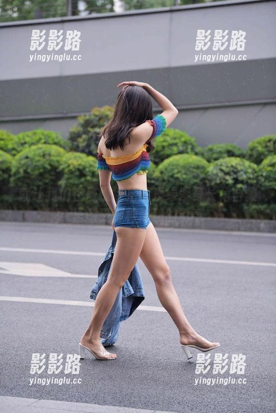 就让我们在魔镜街拍的浅绿紧身长裙合集里感受那种隐秘的诱惑